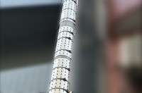 トゲトゲの金属板を巻き付けた電柱も。登らせないための装置としてさまざまな製品があります（松永さん提供画像）
