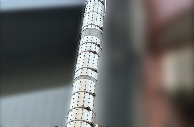 トゲトゲの金属板を巻き付けた電柱も。登らせないための装置としてさまざまな製品があります（松永さん提供画像）
