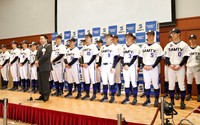 サムティ硬式野球部の監督、コーチ、選手と小川靖展社長＝兵庫県三木市