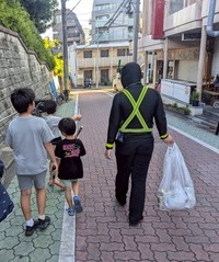 ボランティアで街を救う姿はまさに子どもたちのヒーロー／スミレンジャーZさん（@iijNWqUQ7i41630）提供