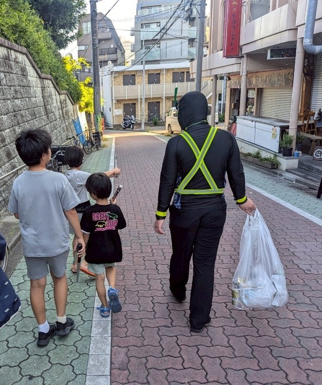 ボランティアで街を救う姿はまさに子どもたちのヒーロー／スミレンジャーZさん（@iijNWqUQ7i41630）提供