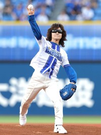 セレモニアルピッチを行う龍玄とし