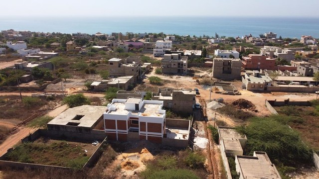 バジさんたちが建設中の土れんがを使った家＝2023年12月27日、セネガル西部、シェイク・サイ撮影