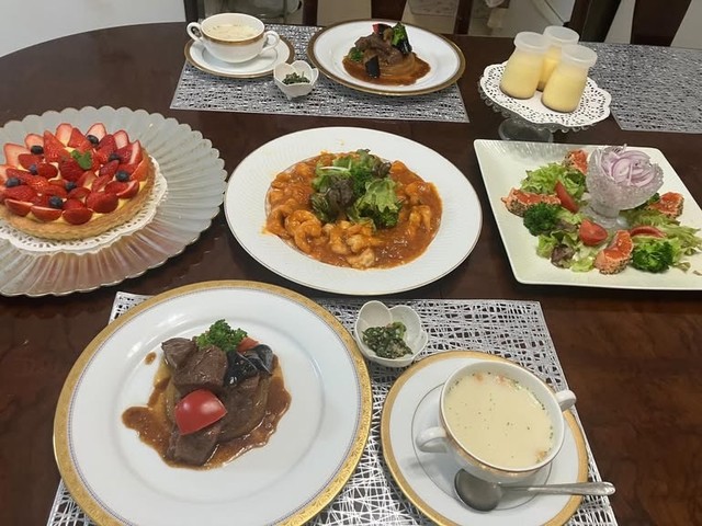 孫や友人たちと囲んだにぎやかな夕食／実家ご飯｜70代母の丁寧な暮らしさん（@tcehriaru）提供