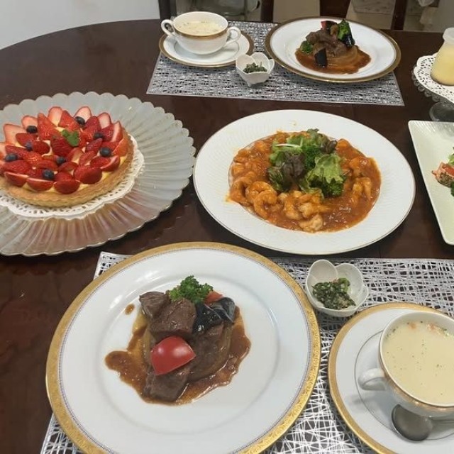 孫や友人たちと囲んだにぎやかな夕食／実家ご飯｜70代母の丁寧な暮らしさん（@tcehriaru）提供