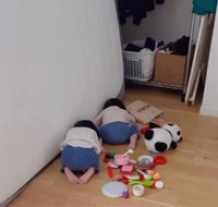 2歳双子のかくれんぼ、これでも隠れてます…！（提供：@namonagiさん）

