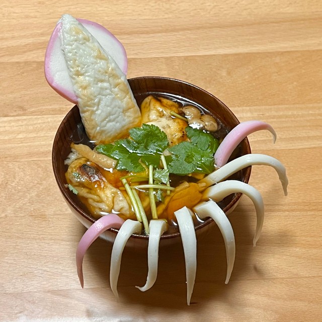 昨年はかまぼこをメーンに、イカのお雑煮を作りました。