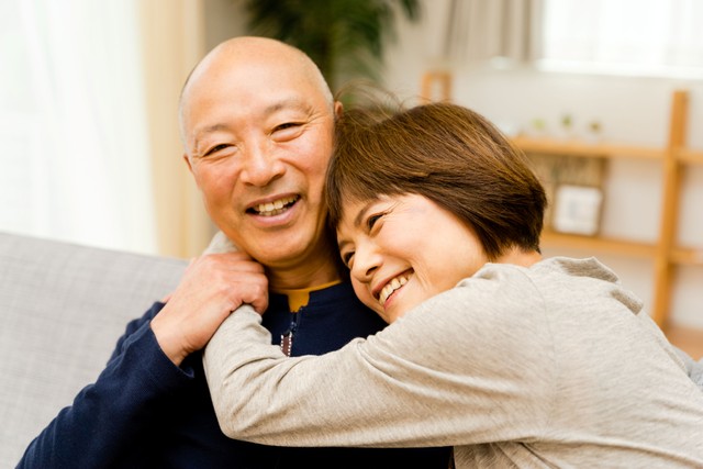 離婚回避にはスキンシップも有効？(chachamal/stock.adobe.com)