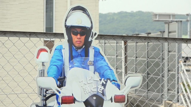 設置された「白バイ隊員」の看板　倉敷市西田