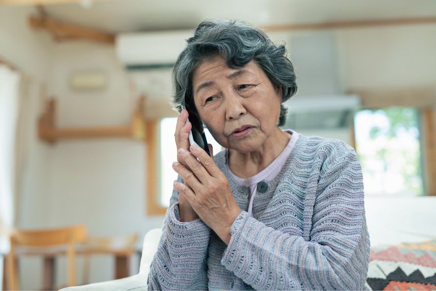 電話をする高齢女性、Getty Images