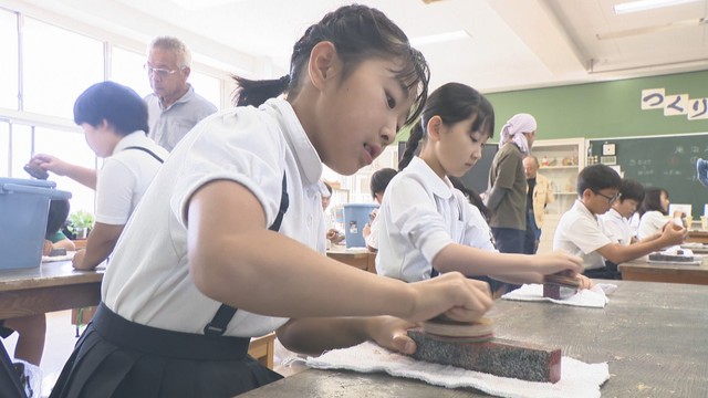 庵治石で文鎮づくりに挑戦 牟礼北小学校(高松市牟礼町牟礼)
