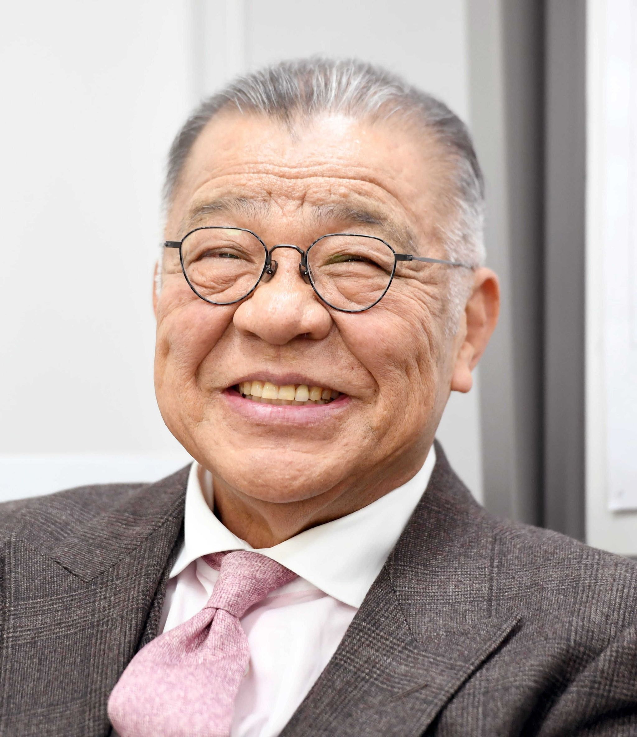 笑顔で幼少期を振り返る