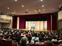 全国5都市をめぐる漫才ツアーを開幕させたヤングタウンの錦笑亭満堂（左）と福島暢啓アナウンサー＝19日、東京・浅草東洋館（提供写真）