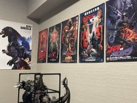 部屋には映画のポスターも並ぶ