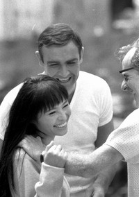 「007は二度死ぬ」撮影中のショーン・コネリーとボンドガールの若林映子=1966年