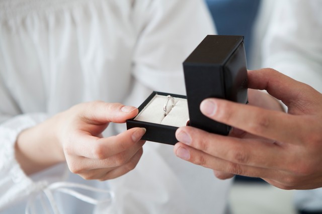 みなさんの「理想のプロポーズ」は？　※画像はイメージです（Monet/stock.adobe.com）