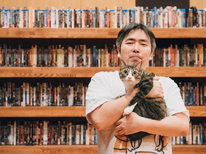 作家・福井晴敏さん。４番目に迎えた兄弟猫の１匹「ミスター」君と