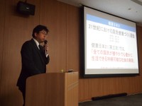 スライドを使い、説明する平沼氏