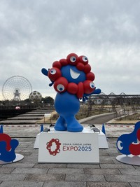 公園東口には、両手を広げたミャクミャクがお出迎え