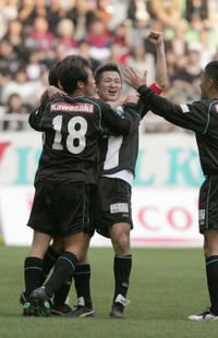 ヴィッセル神戸時代、ゴールを決め喜ぶカズ
