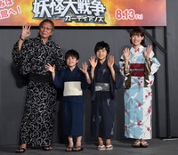 浴衣姿で手を振る（左から）三池崇史監督、猪股怜生、寺田心、杉咲花