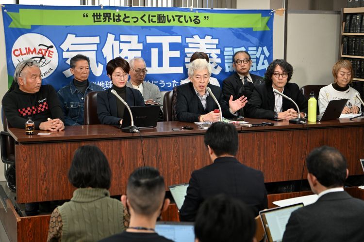 気候正義訴訟の提訴について会見する原告・弁護団ら