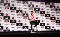 急きょ1人で会見に登場したインテル・マイアミのメッシ