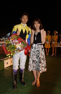 ジャパンダートダービーのプレゼンターで登場した矢部美穂（右）と優勝した武豊＝2020年