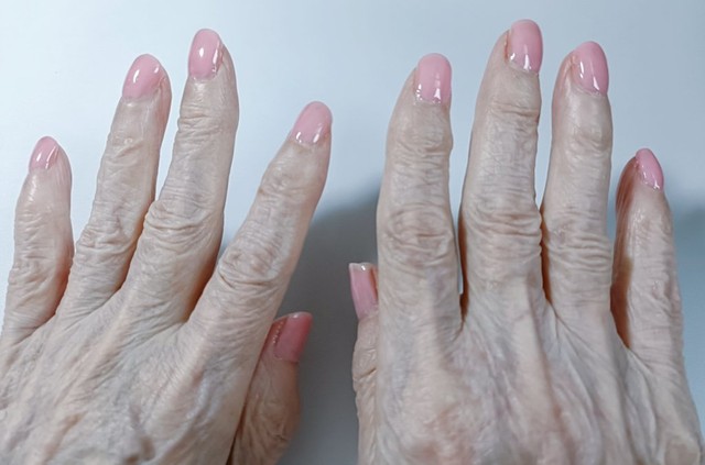 桜色にそまる指先（画像提供：フジタさん）
