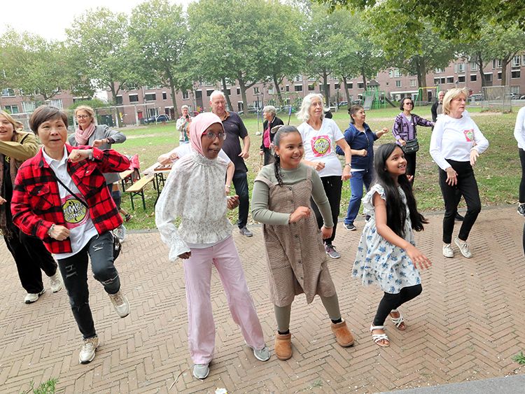 ピースアブルコミュニティのイベントで踊る地域の人々=2025年9月、オランダ・ハーグ、秋山訓子撮影