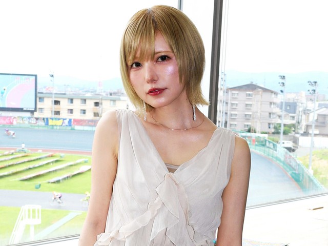 益若つばさ