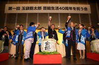 乾杯する玉袋筋太郎（中央）ら＝2026年6月