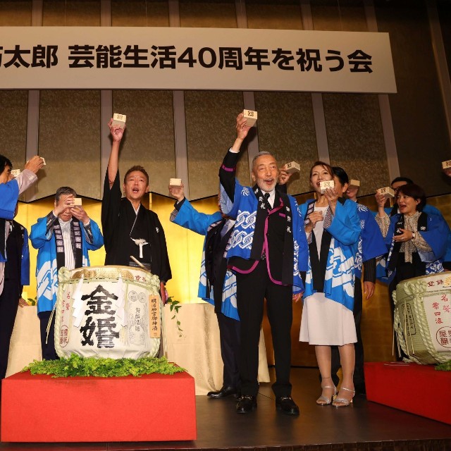 乾杯する玉袋筋太郎（中央）ら＝2026年6月