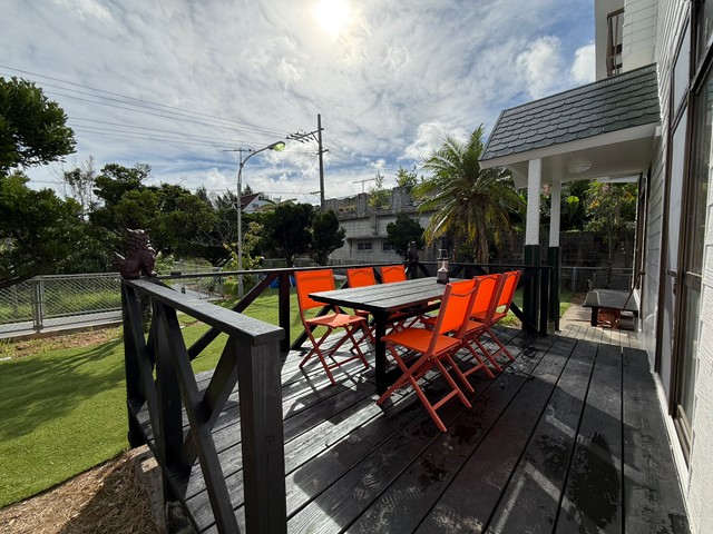 本来のウッドデッキの姿。庭の景色もゆったり楽しめる空間です（直人【コンシェルジェ民泊】X　@mosva_0　より）