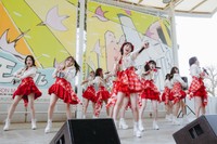 リリースイベントを行ったJuice=Juiceの11人＝千葉・イオンモール幕張新都心「グランドスクエア」