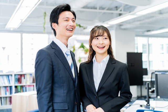スーツを着た男女※画像はイメージです（ponta1414/stock.adobe.com）