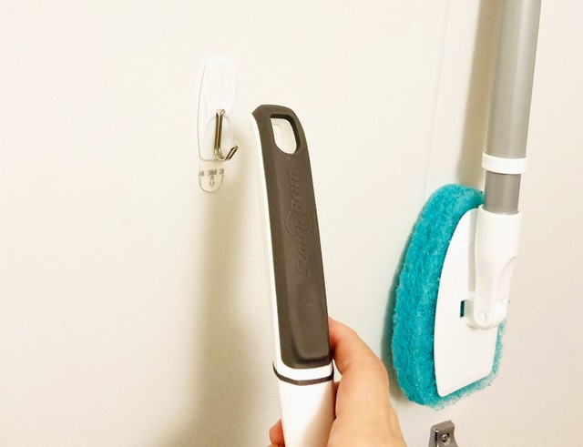 おそうじグッズを含む風呂場のアイテムは、フックにかけるなどしておくのも得策だとか。写真は「コマンド フック 浴室用 スイングMサイズ」