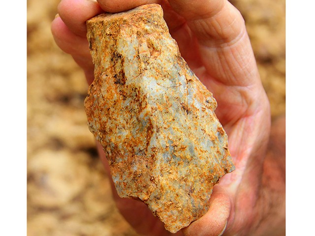 古く風化した裏側が礫石器　サヌカイト　遺跡出土 石器　　200 人類がアフリカを出た時期を問い直す 中国で見つかった石器：朝日新聞