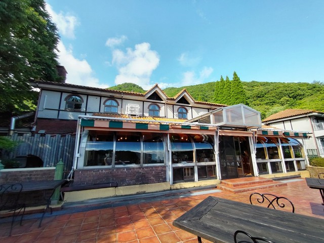 テラス側から眺めた本館レストラン