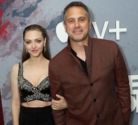 アマンダ・サイフリッド（左）とトーマス・サドスキー