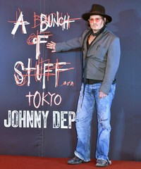 約8年半ぶりに来日し、イベントでポーズを決めるジョニー・デップ＝2025年