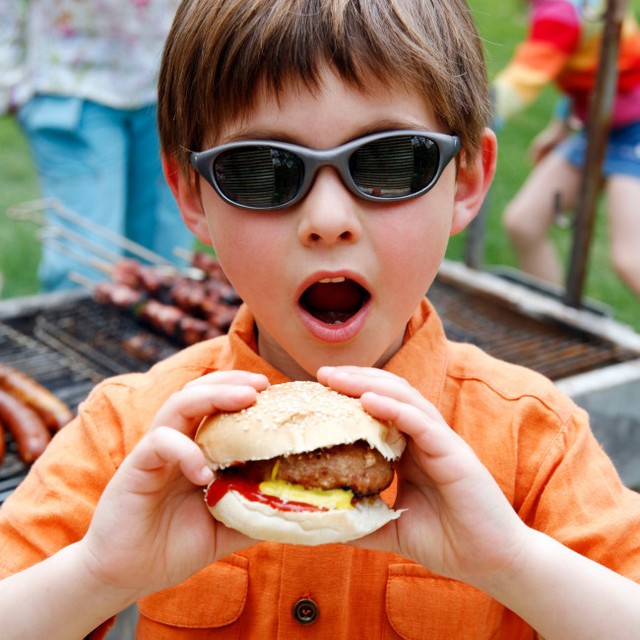 ハンバーガーを食べる子供※画像はイメージ