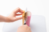 包丁は角度をつけて、板に沿わせておろすときれいにとれます（画像提供：紀文食品）
