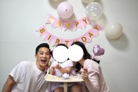 テーブルにはプレゼントのカメラも…親子3人で祝った誕生日／あつおの日曜日さん（@atsuo_stoic）提供