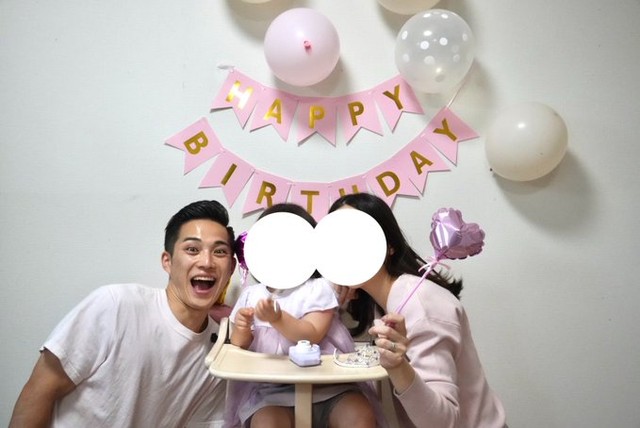 テーブルにはプレゼントのカメラも…親子3人で祝った誕生日／あつおの日曜日さん（@atsuo_stoic）提供