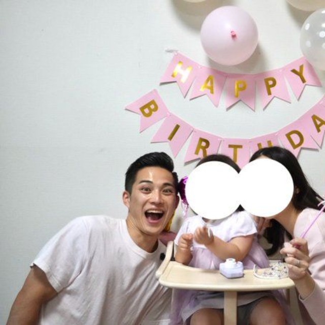 テーブルにはプレゼントのカメラも…親子3人で祝った誕生日／あつおの日曜日さん（@atsuo_stoic）提供