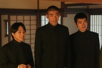 クイズに参加したヘブンの生徒たち。左から小谷役の下川恭平、正木役の日高由起刀、錦織の弟・丈役の杉田雷麟　(C)NHK