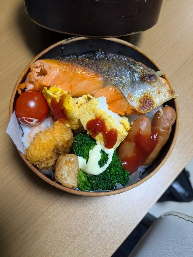 8日目のお弁当。鮭弁当に到達／Yuji Nodaさん（@yuuuuuzi）提供