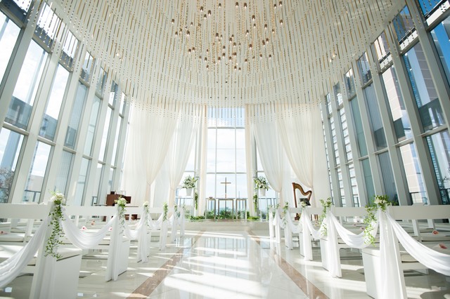 光が差し込む結婚式場（Rummy & Rummy/stock.adobe.com）　

