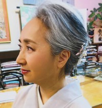 近藤サトさんのインスタグラム（@sato_greyhair）より